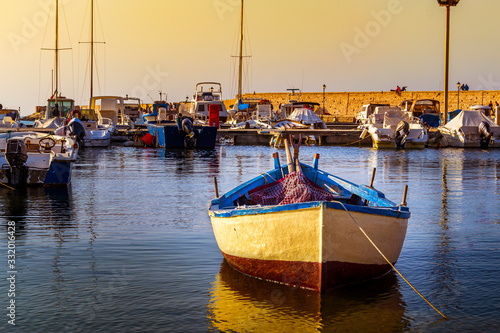 Barche da pesca al porto al tramonto photo