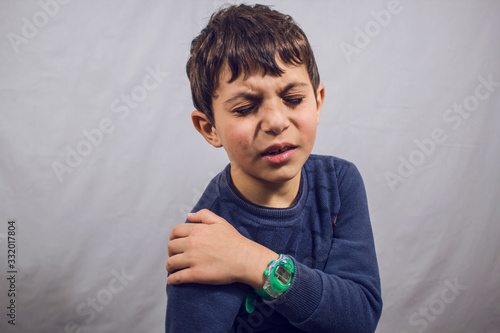 the child has a shoulder pain