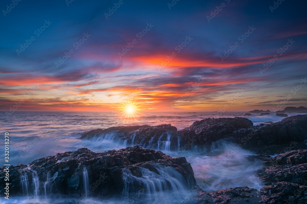 Fototapeta premium Oregon coast sunset and ocean waterfalls