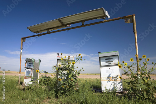 Foto Weeds growing over old gas pumps on the old Lincoln Highway, US 30, Nebraska Byw