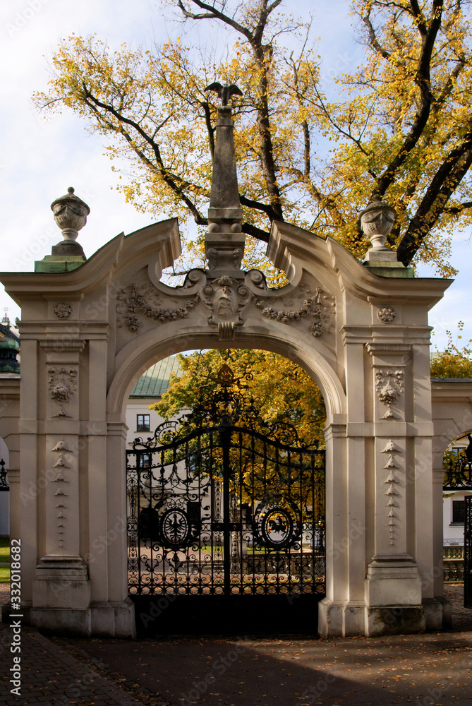 Obraz premium ornamental gate about Paulinites' church in Krakow