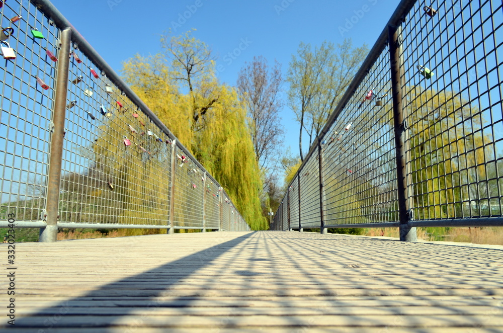 Fototapeta premium Fußgängerbrücke im Seepark in Freiburg