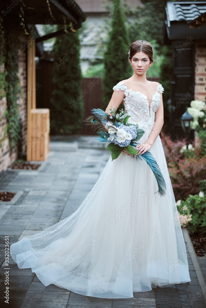 Beautiful bride posing in her wedding day Beautiful bride posing in her wedding day