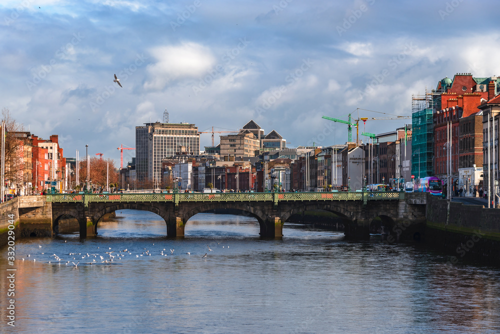 Obraz premium Beautiful scene daylight Dublin Ireland capital landscape city urban area old town modern office building
