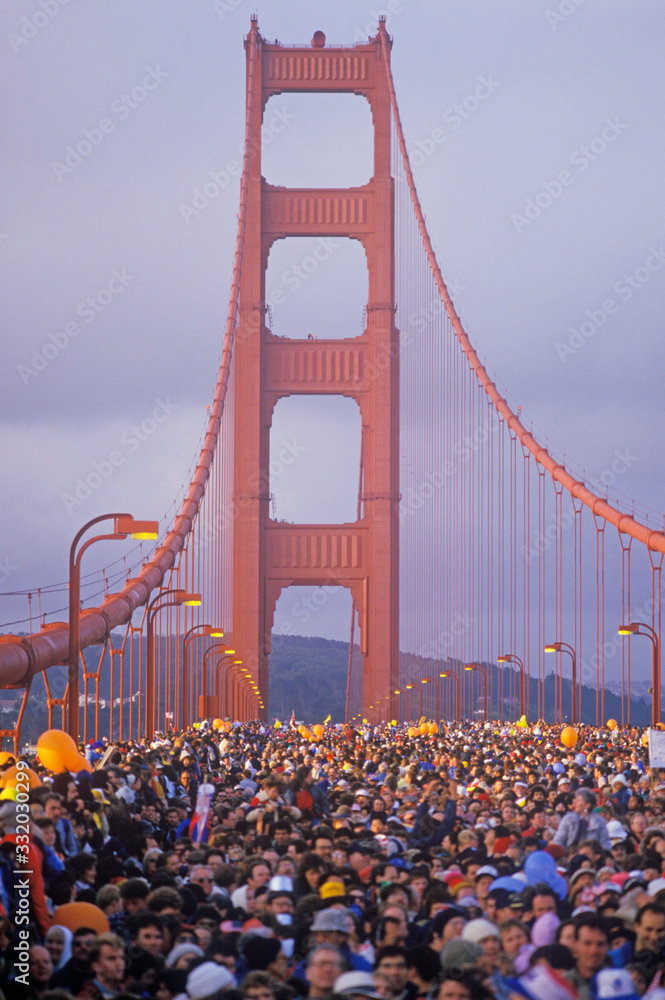Ταπετσαρία 800,000 people cross the Golden Gate Bridge on the bridges 50th Anniversary, San