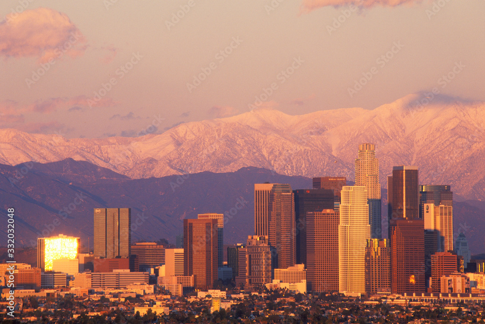 Φωτογραφία Sunset view of Mount Baldy and Los Angeles from Baldwin Hills the day after a wi