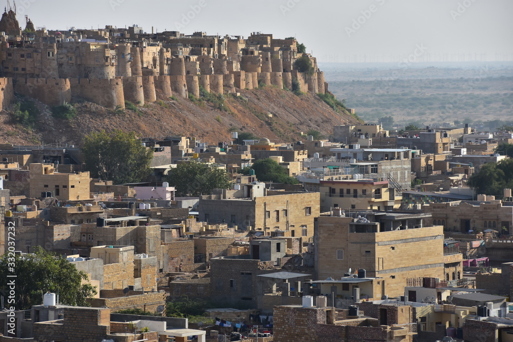 Φωτογραφία インドのラジャスタン州
ジャイサルメールの街並み
世界遺産のジャイサルメール城と城下町
レンガ造りの伝統的な住宅
夕日で建物が輝く美しい光景