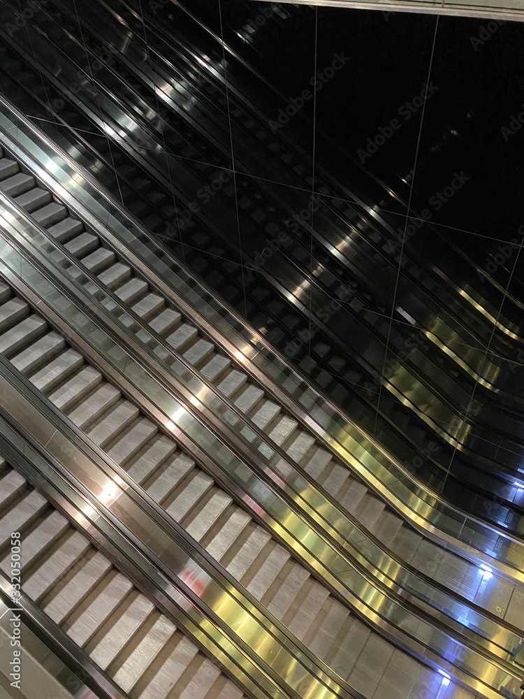 Obraz premium escalator in business center, escalator at train station, escalator at the undergroud, subway, metro station, stainless steel, upstairs, picture from upstairs