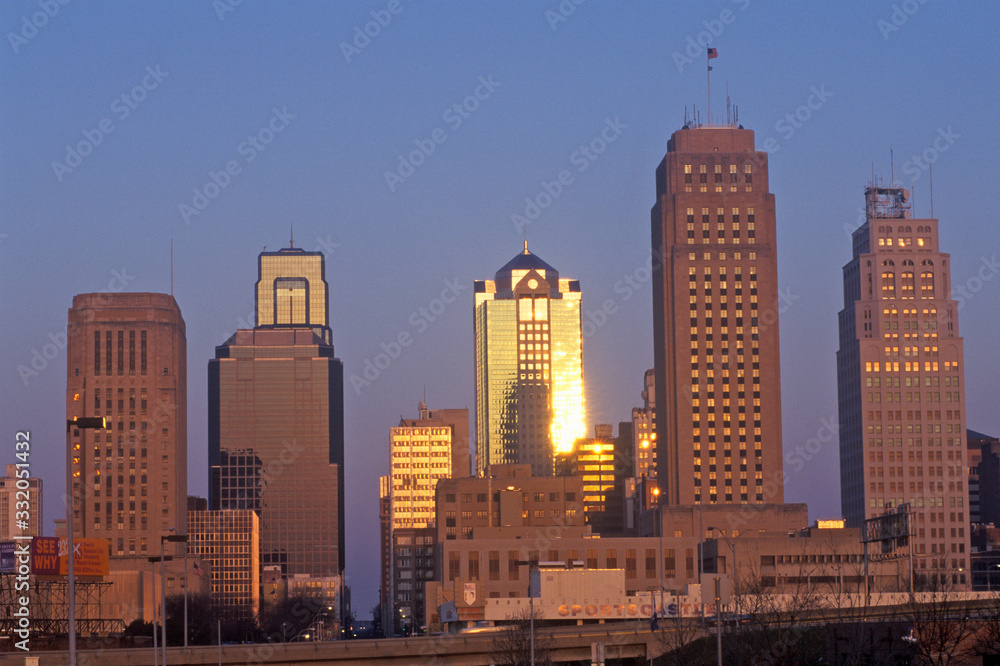 Fototapeta premium Kansas City skyline at sunrise, MO