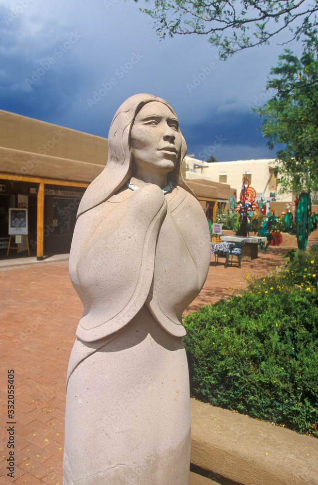 Obraz premium Detail of Sculpture of Indian Woman in Santa Fe, NM