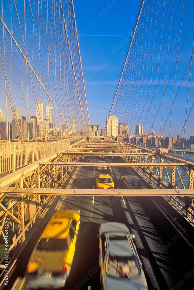 Obraz premium Brooklyn Bridge at morning Rush hour going into Manhattan, NY
