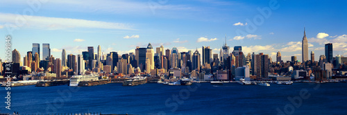 Panoramic view of Empire State Building and Manhattan, NY skyline with Hudson River and harbor, shot from Weehawken, NJ © spiritofamerica