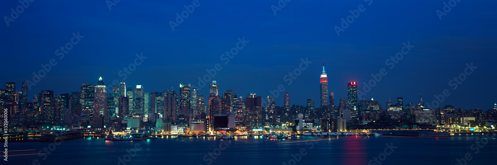 Obraz premium Panoramiczny widok na Empire State Building i panoramę Manhattanu w Nowym Jorku z rzeką Hudson i portem, ujęcie z Weehawken, NJ