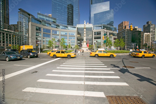 Yellow cabs and taxies speed by Columbus Circle, Manhattan, New York City, New Y Fototapet