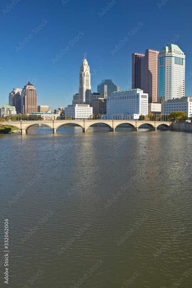 Naklejka premium Scioto River and Columbus Ohio skyline in autumn, with setting sunlight