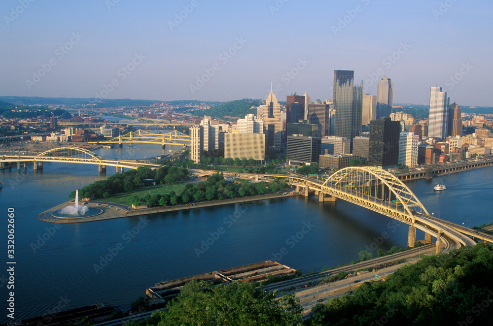 Naklejka premium Liberty Bridge over Allegheny River at sunset with Pittsburgh skyline, PA
