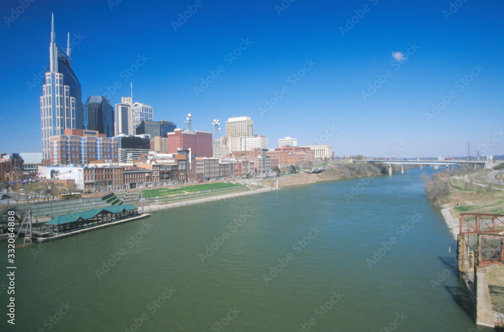 Obraz premium State capitol Nashville, TN skyline with Cumberland River in foreground