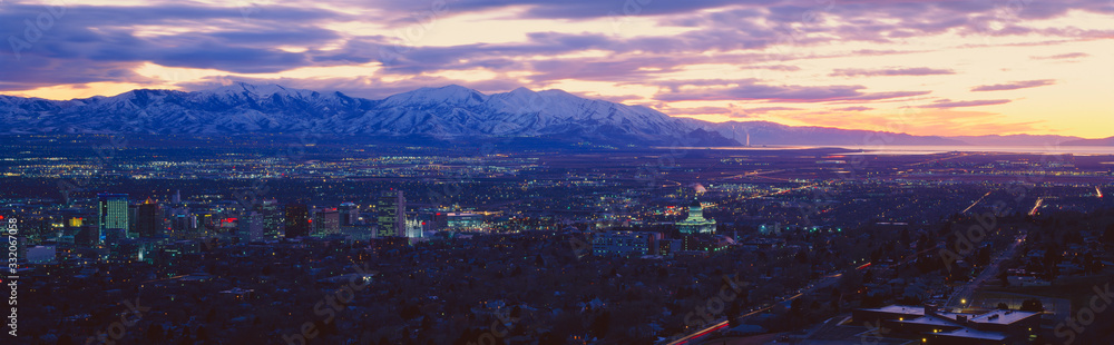 Obraz premium Panoramic sunset of Salt Lake City with snow capped Wasatch Mountains