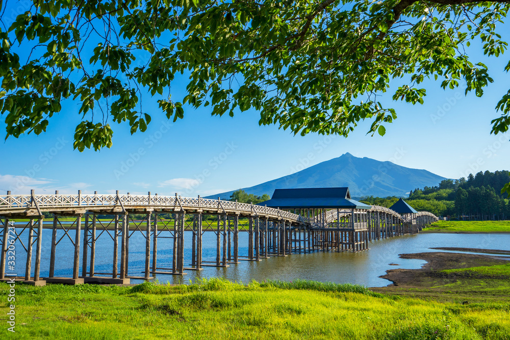 岩木山と鶴の舞橋 日本一長い三連太鼓橋 日本 青森 鶴の舞橋 Stock 写真 Adobe Stock