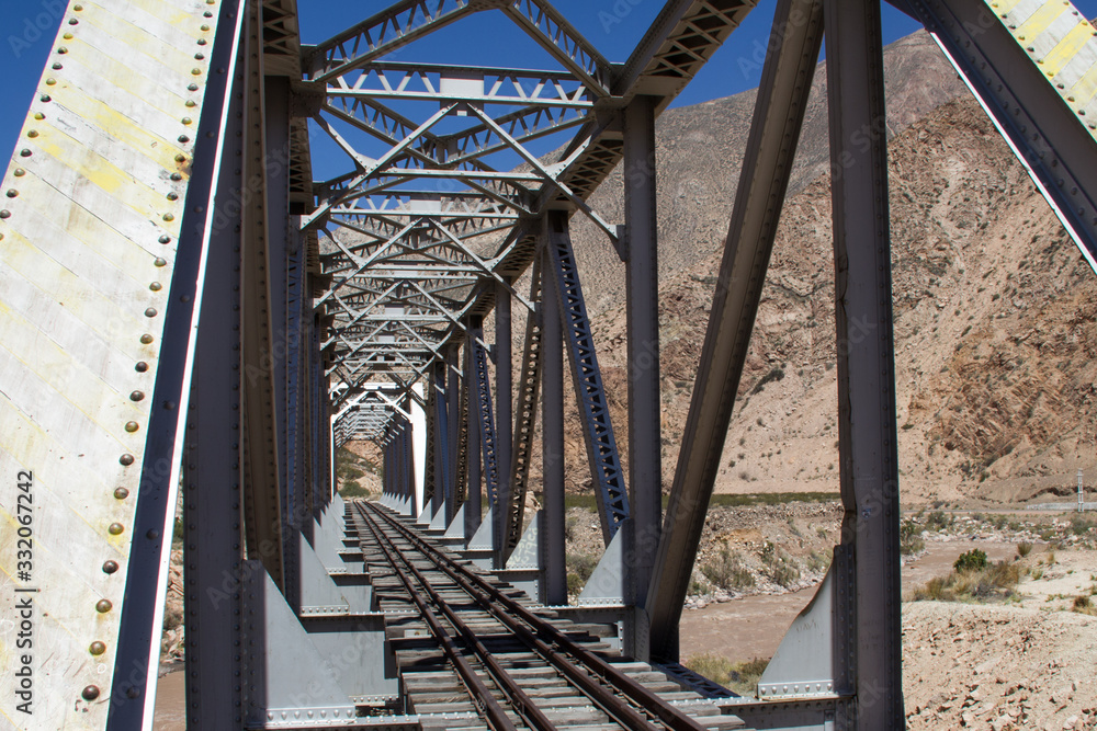 Puente abandonado del Ferrocarril Trasandino en Mendoza, Argentina