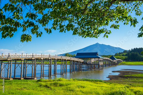 Fotografía 岩木山と鶴の舞橋 日本一長い三連太鼓橋 (日本 - 青森 - 鶴の舞橋)