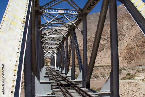Puente abandonado del Ferrocarril Trasandino en Mendoza, Argentina © Claudio