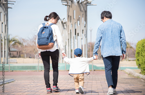 手を繋いで歩く家族 photo