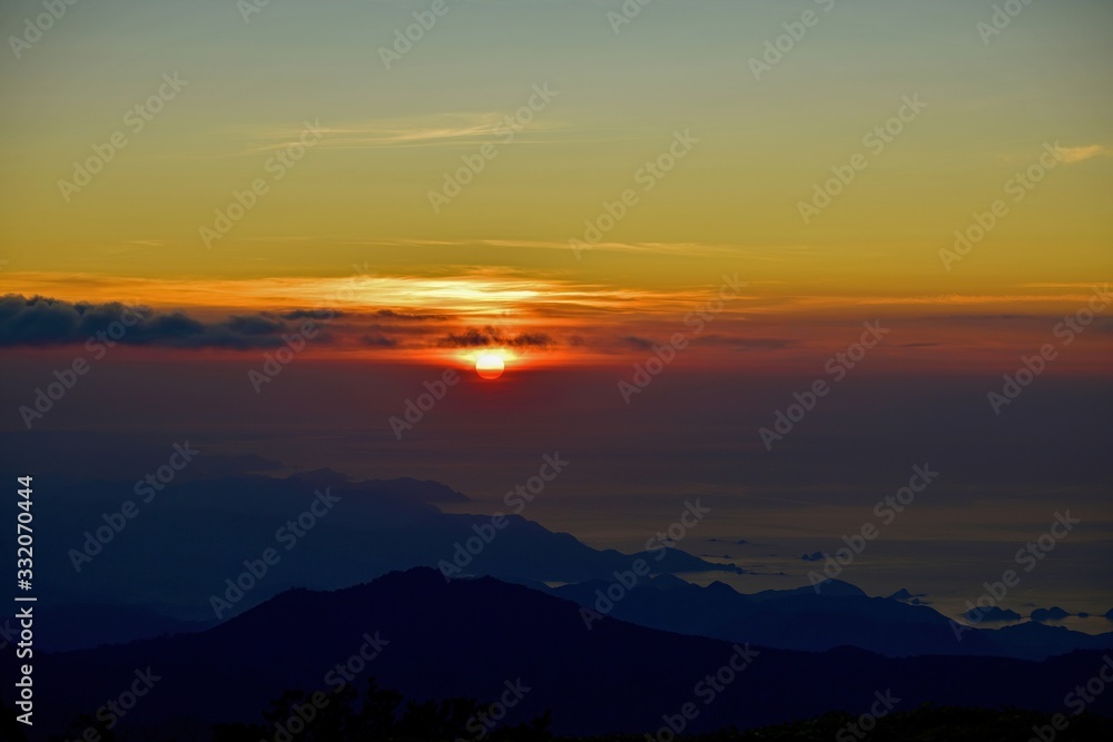 大台ヶ原山　正木峠から見た熊野灘に昇る朝日の情景