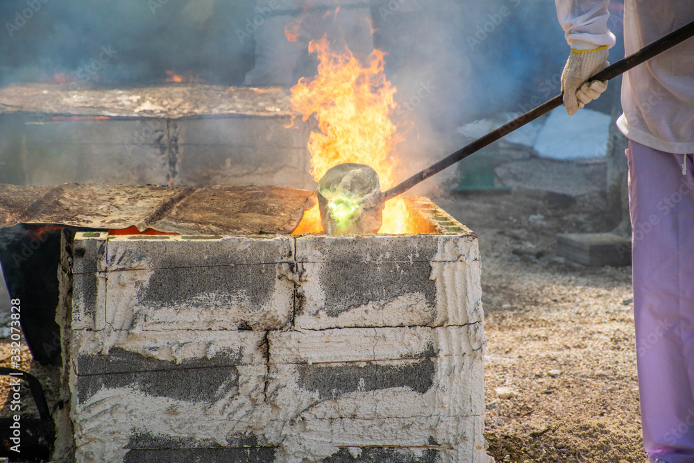 Melting plant and melting process Melting plant and melting process