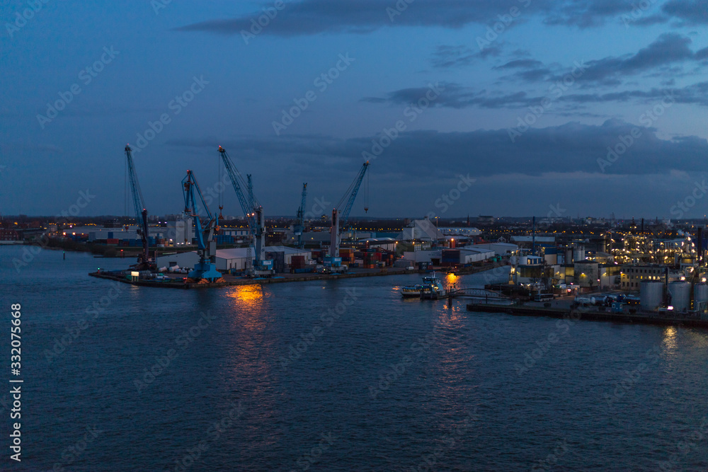 Hamburger Hafen am Abend