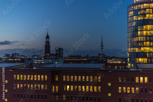 Hamburger Hafen bei Nacht photo