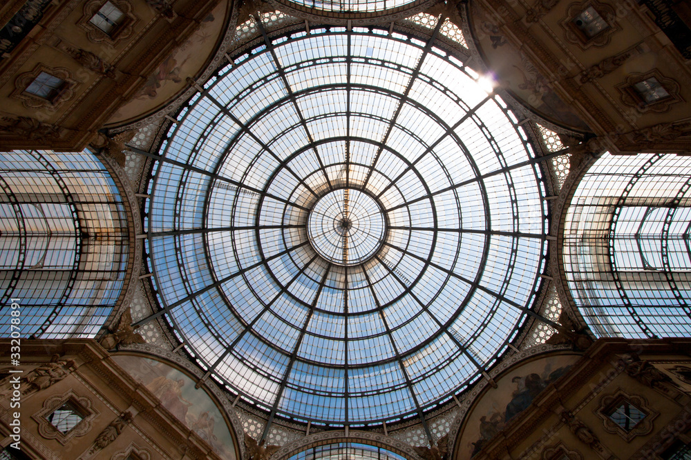 Cupola di vetro. Galleria a Milano