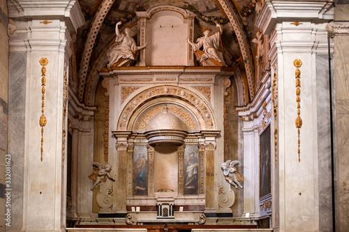 :Interior detail of the church of Santa Maria Forisportam