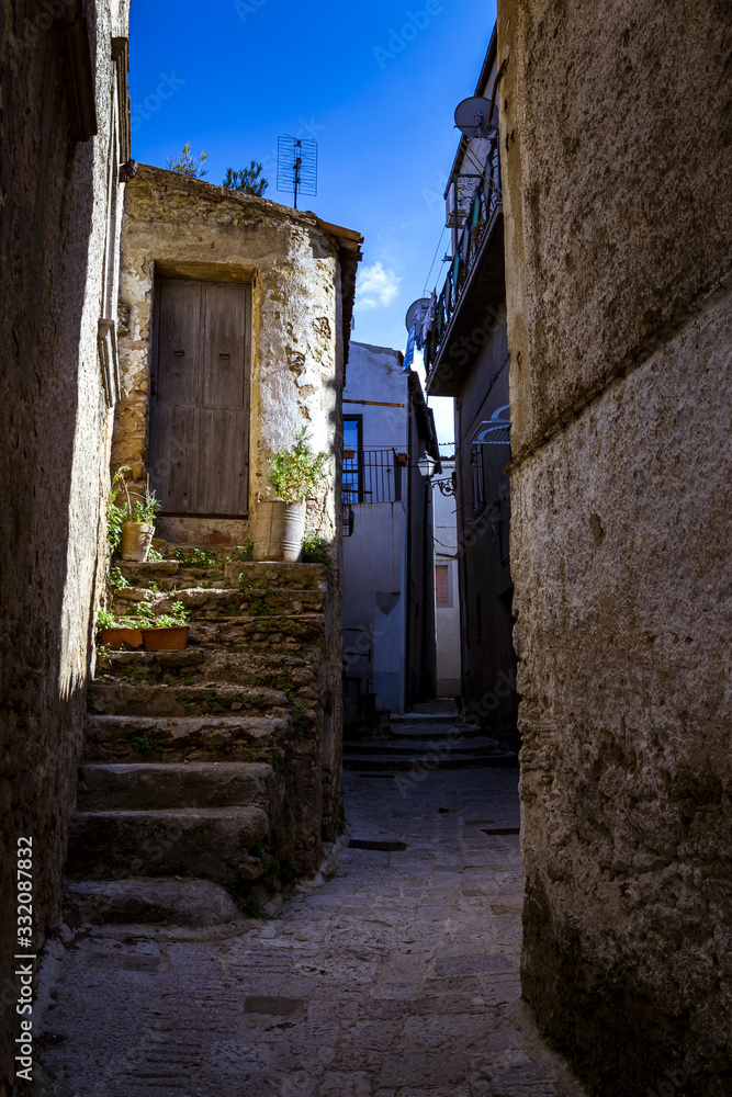 Antica strada storica con scale e palazzi antichi