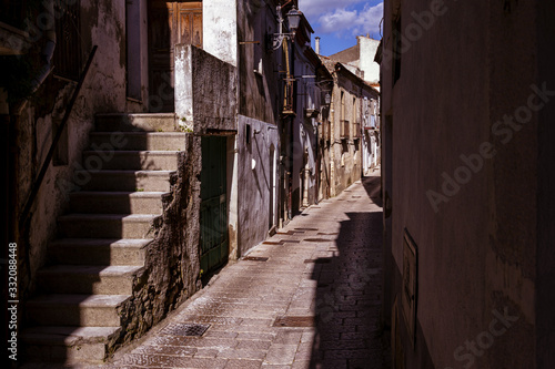 Antica strada storica con scale e palazzi antichi © Pablo Garcia Ph