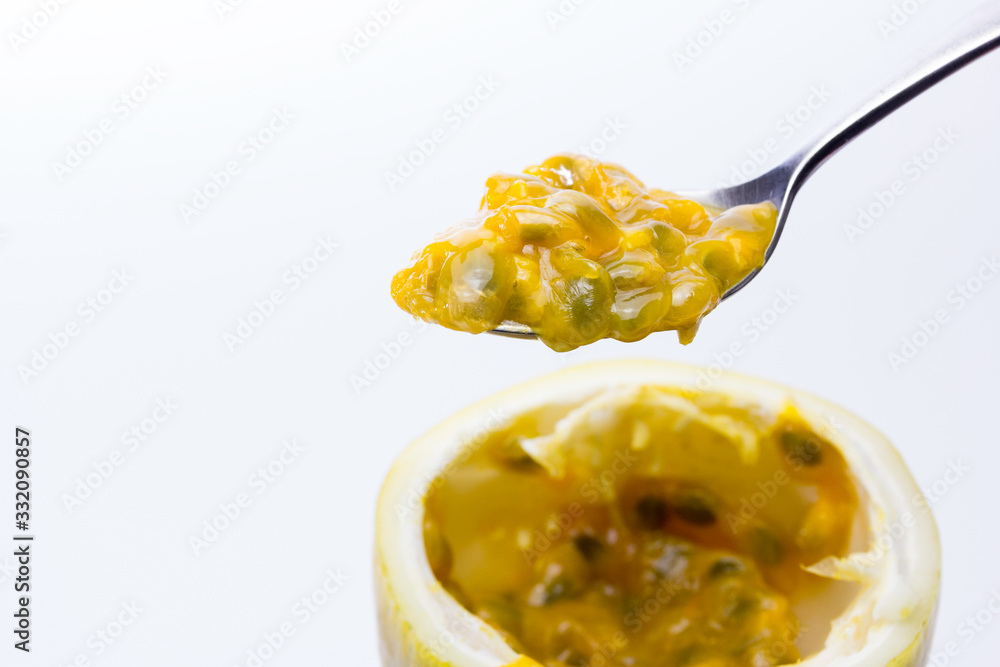 cucharada de jugosa y exótica pulpa de fruto de la pasión cucharada de jugosa y exótica pulpa de fruto de la pasión