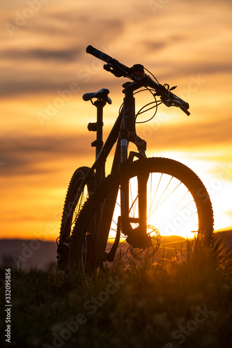 Fahrrad steht vor Sonnenuntergang