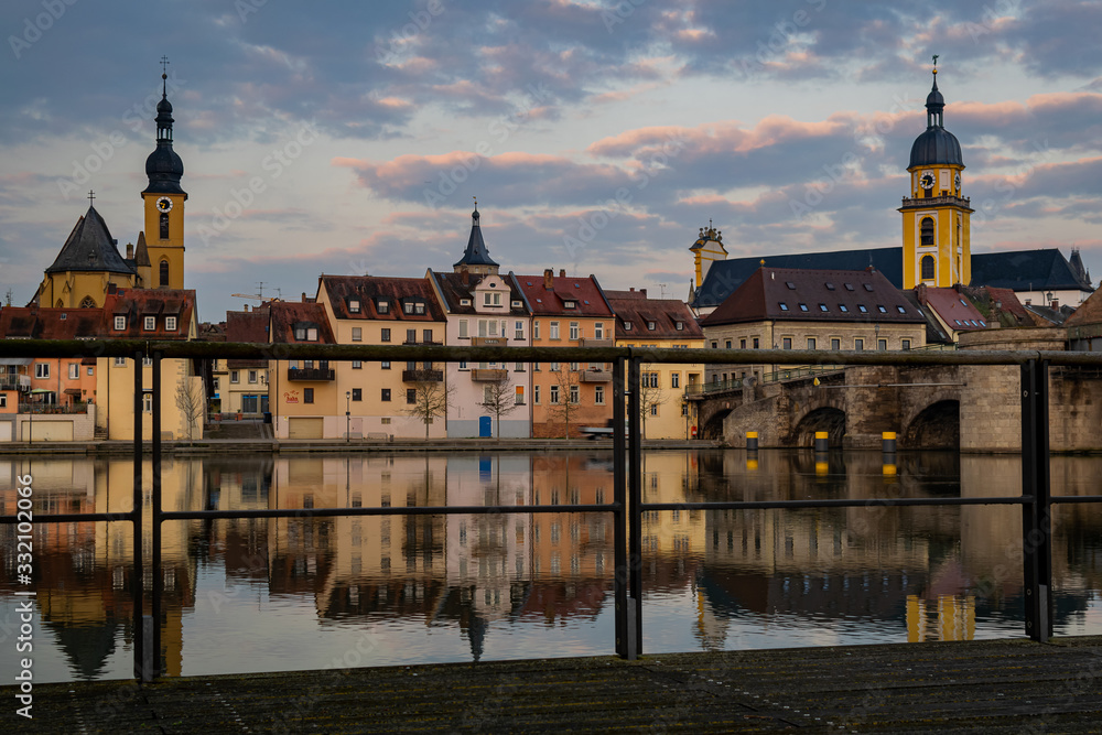 Fototapeta premium old town by the River Main 