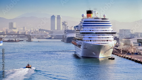 Cuadro en lienzo Navire de croisière au port de Barcelone, Espagne.