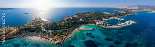 Aerial Panorama des berühmten Astir Strandes im Bezirk Vouliagmeni an der südlichen Athen Riviera mit Yachthafen, Hotels und türkisem Meer, Griechenland