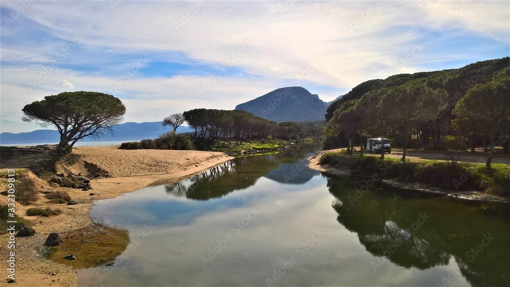 Landschaft in Sardinien, Berge, Meer, Wald, Strand