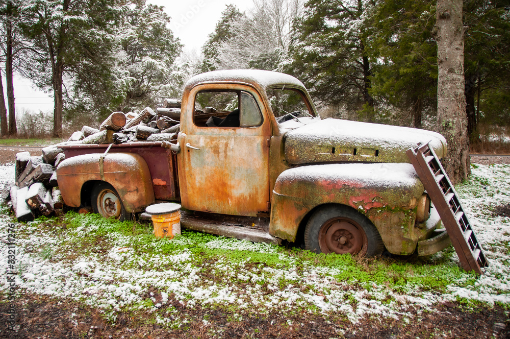 Naklejka Antique Truck on a Snowy Day