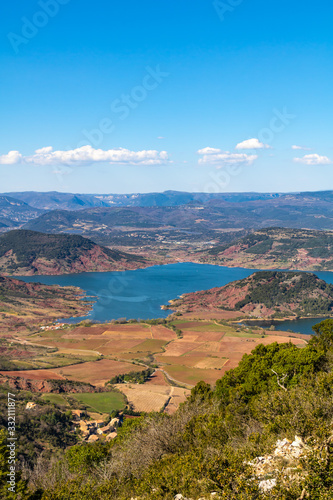 Vue depuis les hauteurs sur le lac artificiel du Salagou (Occitanie, France)