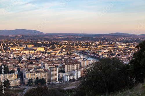 Vue sur la ville d'Alès et sa campagne depuis les hauteurs de la ville au coucher du soleil