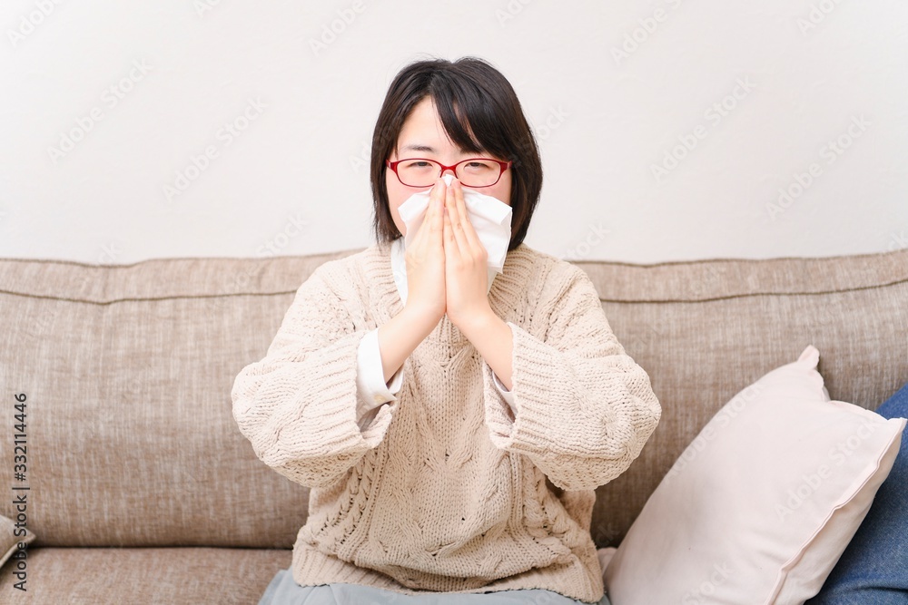 ティッシュで鼻をかむ女性 ティッシュで鼻をかむ女性