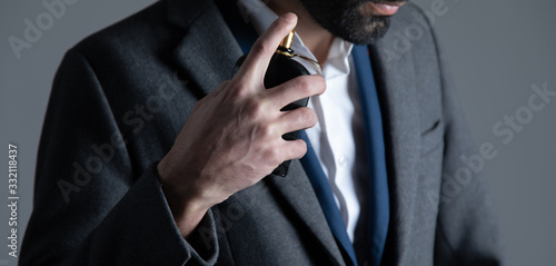 Obraz na płótnie man hand holding perfume bottle