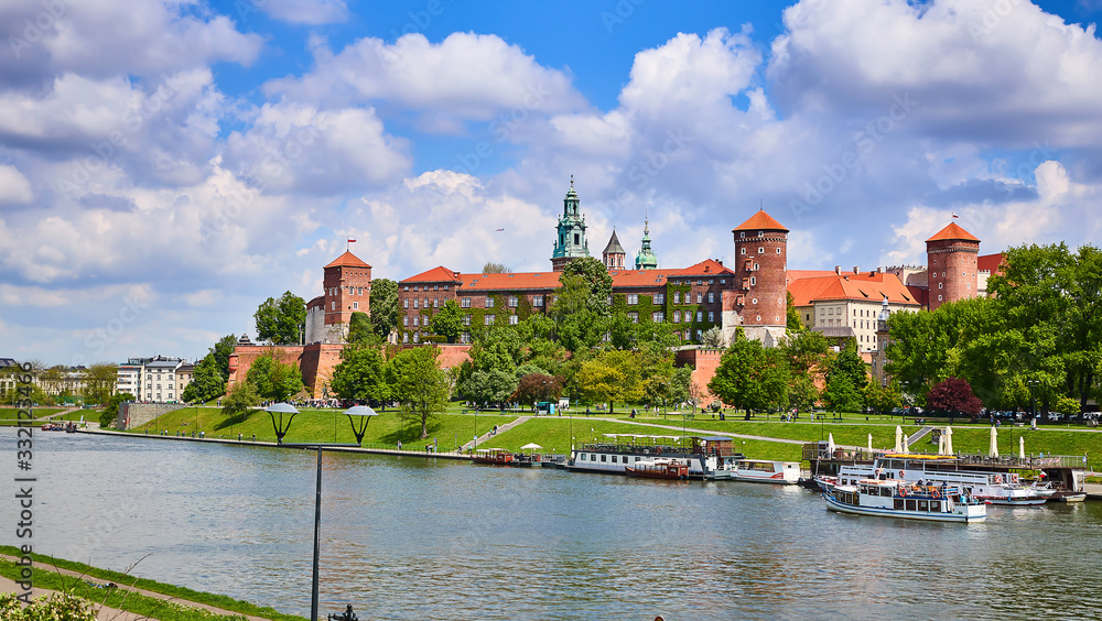 Obraz premium Wawel castle - famous landmark in Krakow Poland. Picturesque landscape on coast Vistula river during the sunny day.