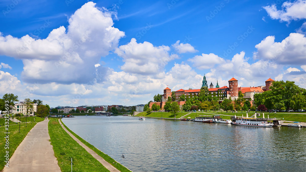 Obraz premium Wawel castle - famous landmark in Krakow Poland. Picturesque landscape on coast Vistula river during the sunny day.