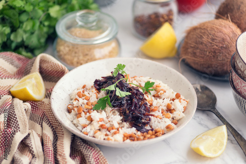 Mujaddara, lentejas con arroz y cebolla photo