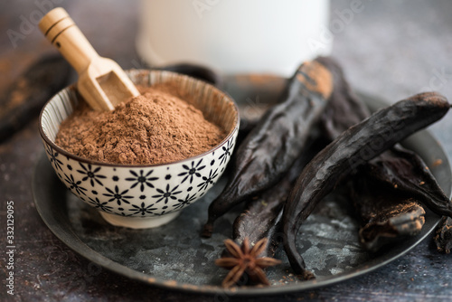 Algarrobas secas y harina de algarroba